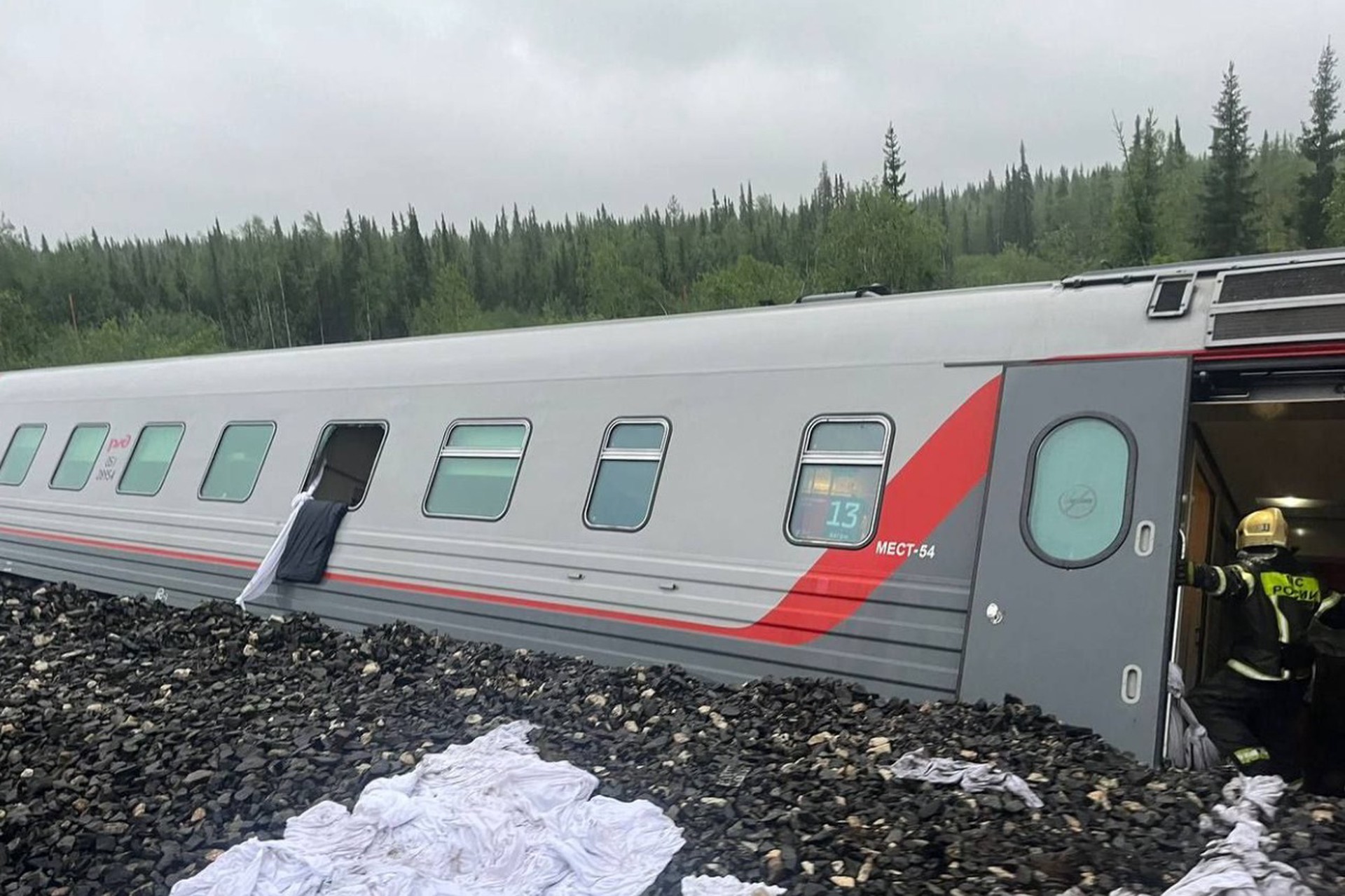 РЖД: В Коми на месте схода вагонов пассажирского поезда обнаружили тела двух человек