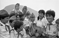 Фото © Константин Дудченко / ТАСС / СССР. Пионерский лагерь «Артек». Японская школьница Ханако Накамура (в центре) играет на гитаре вечером в кругу новых друзей