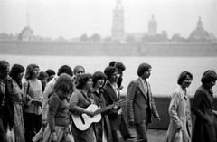 Фото © Юрий Белинский / ТАСС / СССР. Ленинград. 28 июня 1978 г. Традиционное ночное гуляние выпускников средних школ и ПТУ Ленинграда на Неве «Алые паруса»