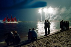 Фото © Юрий Белинский / ТАСС / СССР. Ленинград. 5 июля 1978 г. Бригантина в свете фейерверка на празднике выпускников
