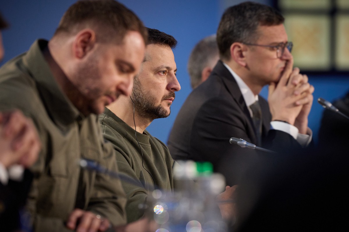 В Совфеде призвали Зеленского к отставке вместе с членами правительства
