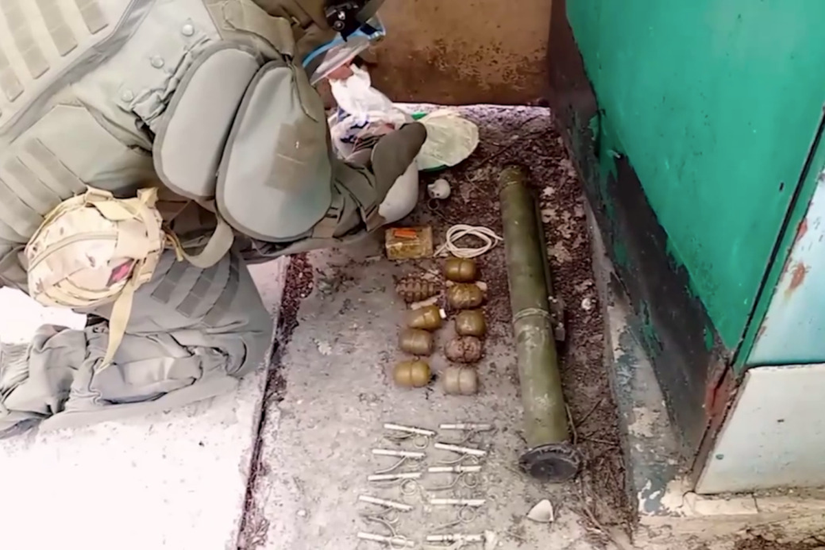 ФСБ обнаружила в Володарском районе ДНР заминированный схрон с оружием