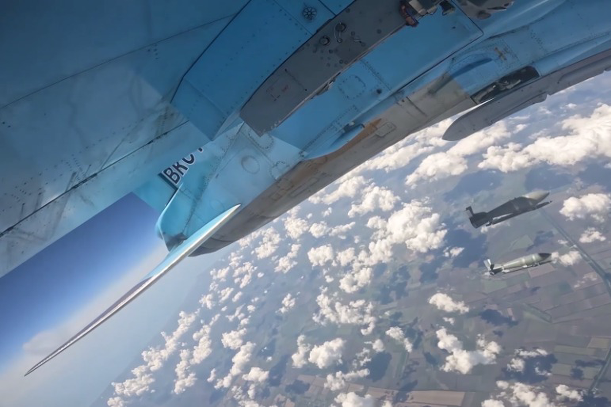 ВС России при помощи ФАБ-500 атаковали Херсонский судостроительный завод