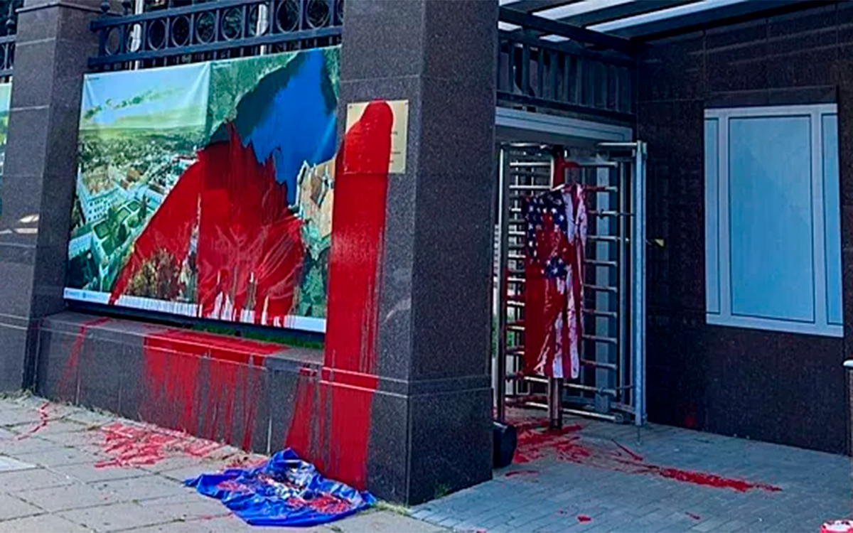 Посольство Чехии в Москве облили красной краской