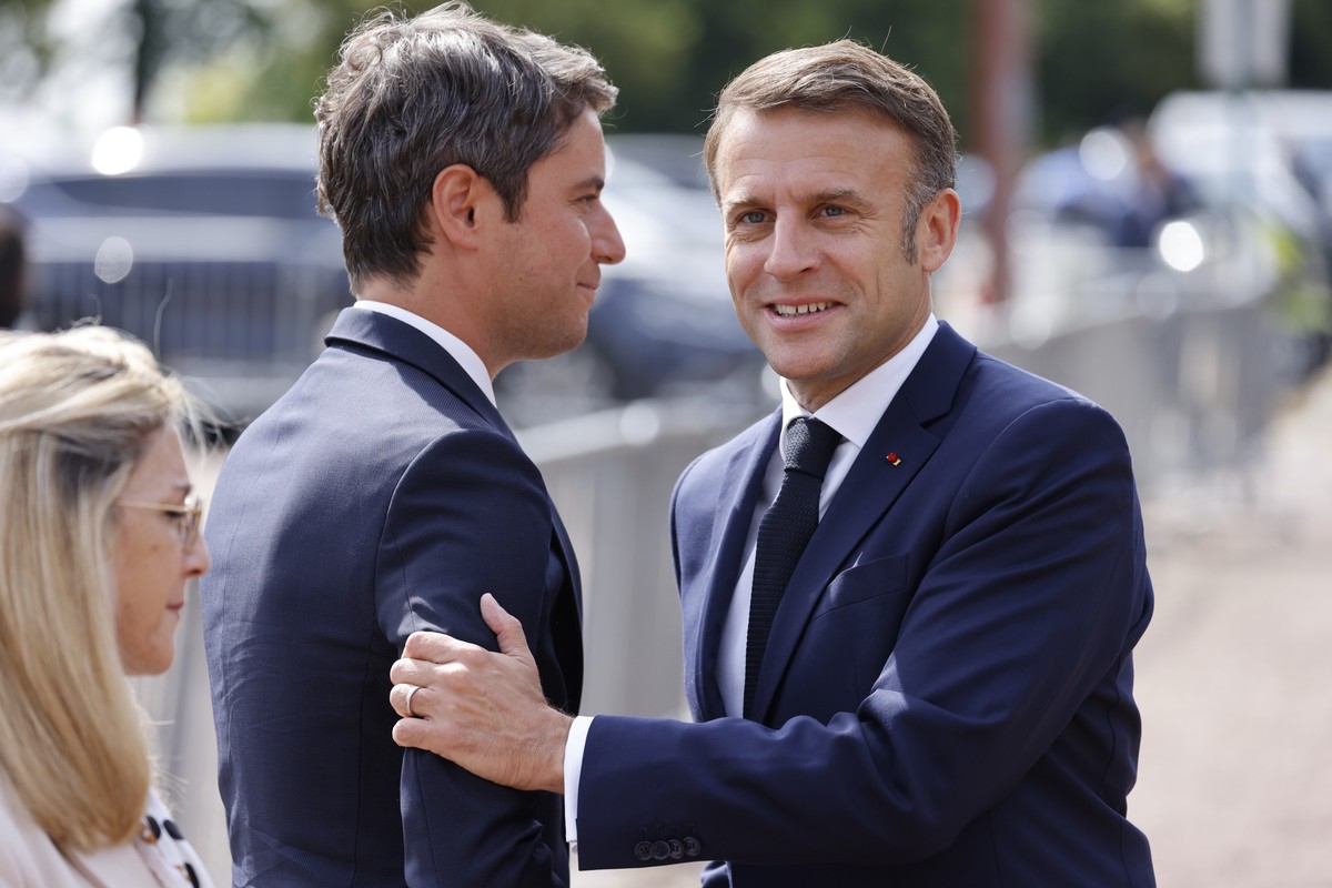 Franceinfo: Макрон примет отставку премьера Атталя и его правительства 16 июля