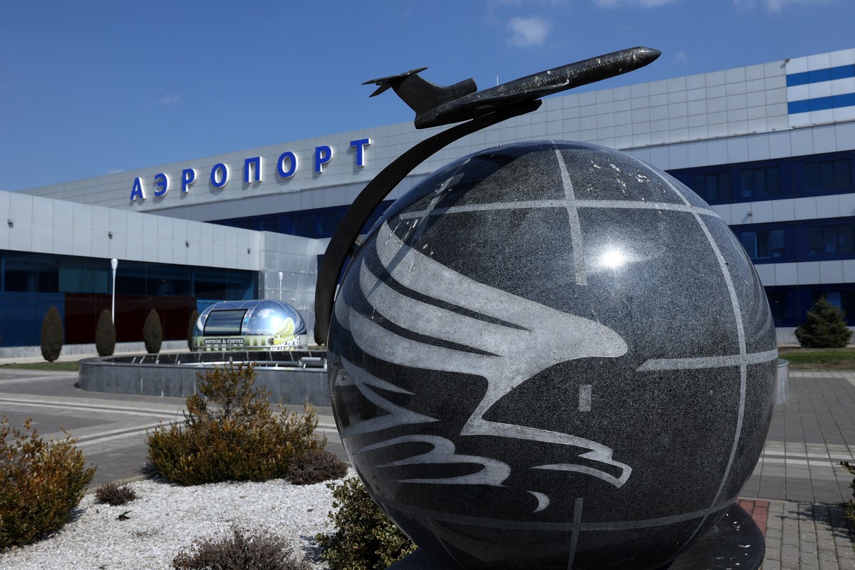 Sukhoi Superjet 100 совершил экстренную посадку в Кавминводах
