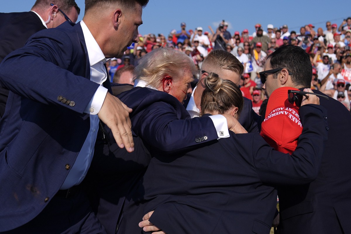 При стрельбе на митинге Дональда Трампа погибли два человека