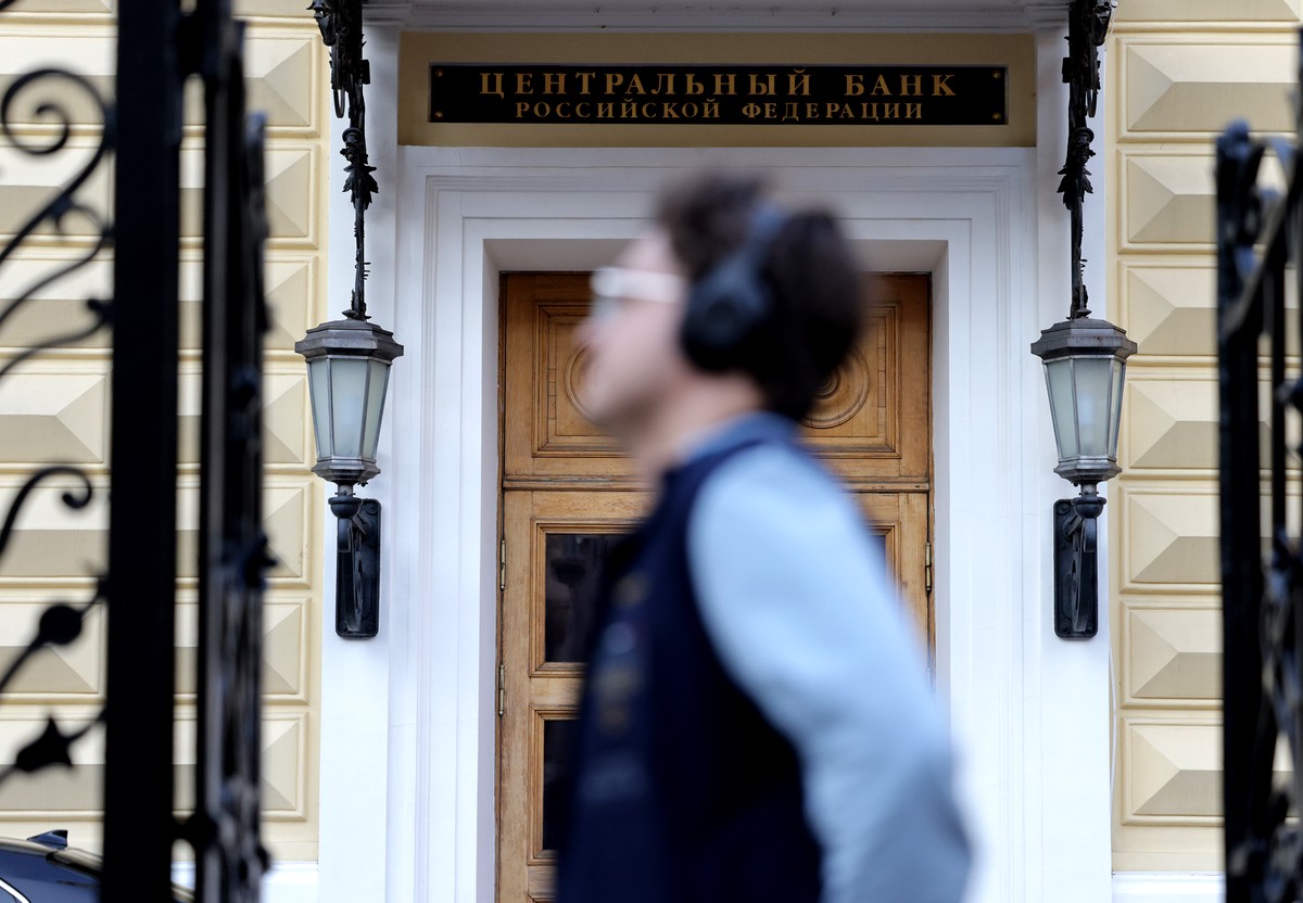 Экономист предложил использовать высокую ставку ЦБ РФ для борьбы с закредитованностью россиян