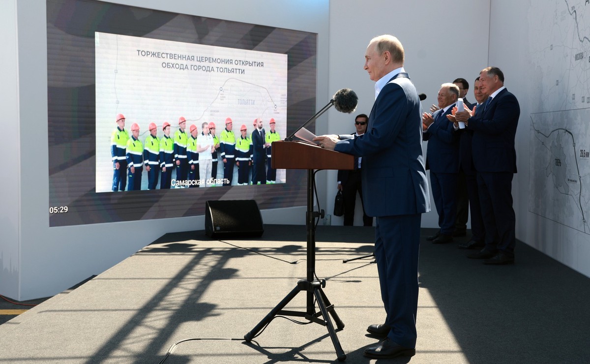 Песков считает, что трассу М-11 придётся расширять