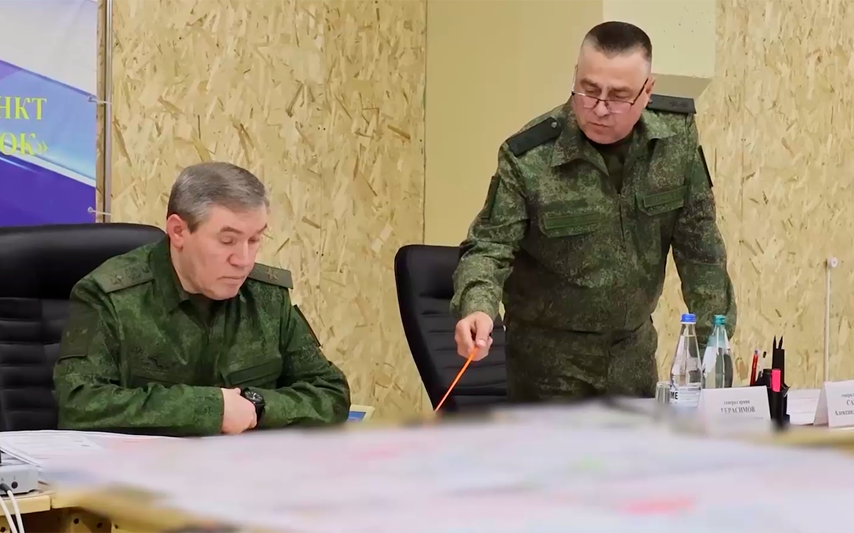 Герасимов посетил командный пункт группировки войск «Восток» в зоне СВО