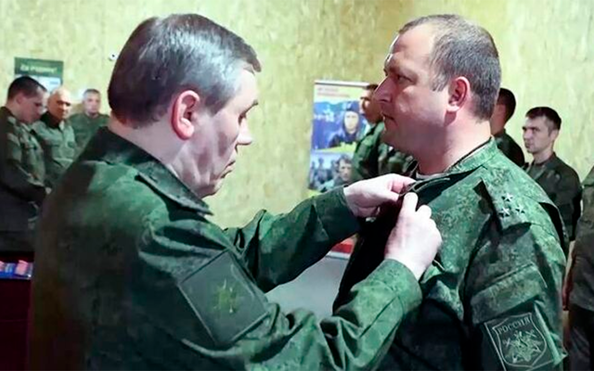 Герасимов наградил военных, отличившихся при освобождении Урожайного
