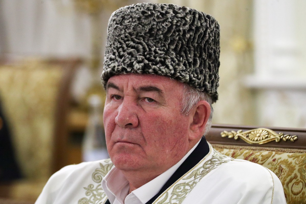 Муфтий Бердиев призвал наказать блогера из Дагестана, осквернившего православный крест