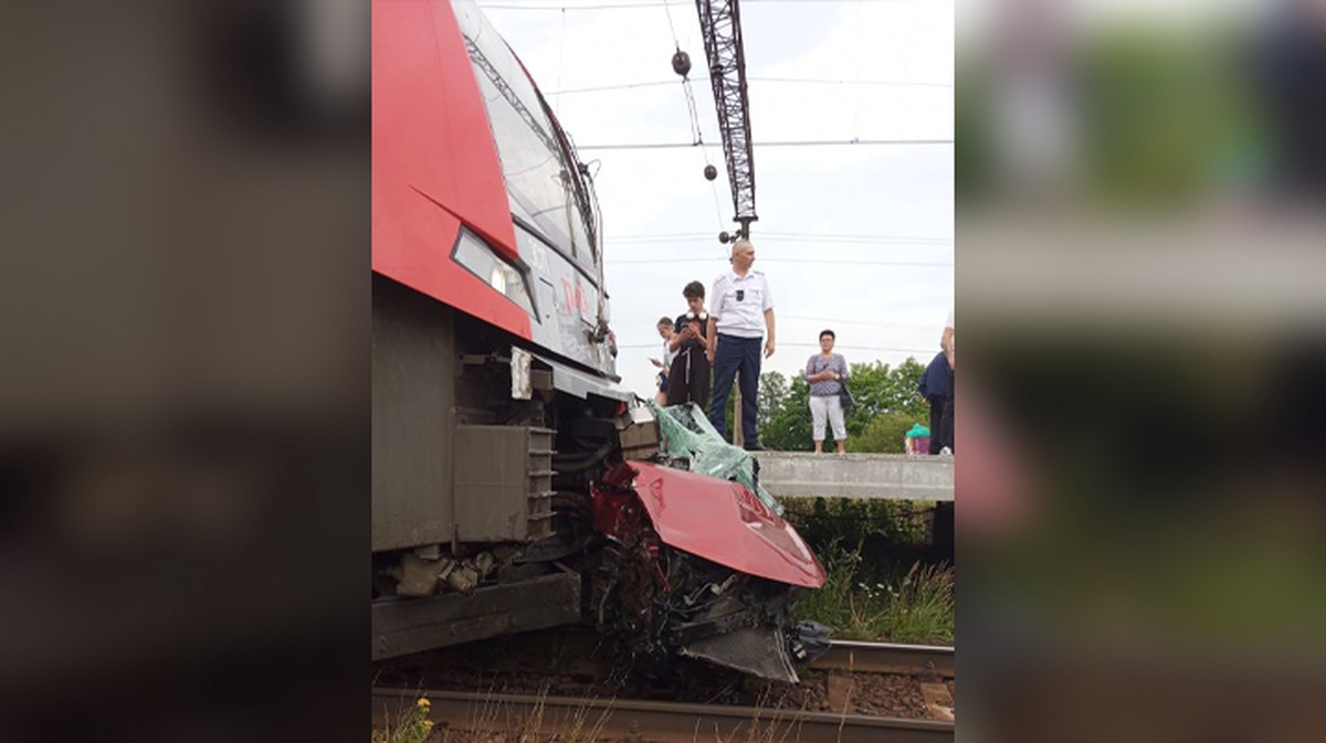 В Ленобласти поезд столкнулся с автомобилем 