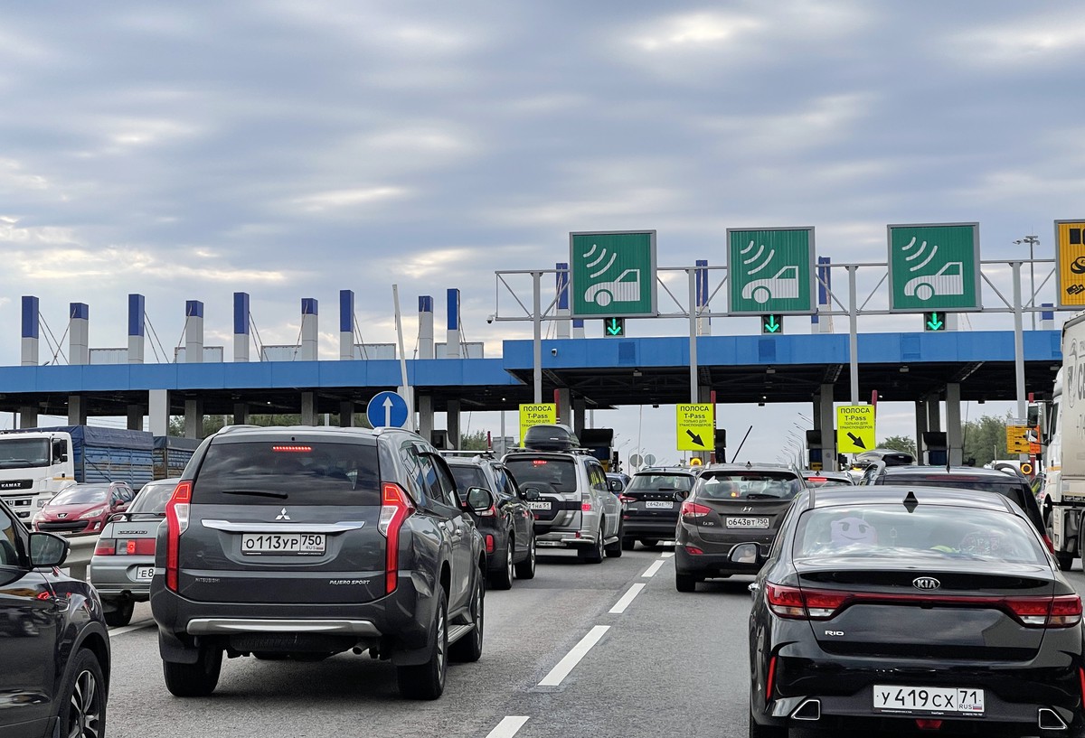 В Госдуме призвали ввести бесплатный проезд по платным трассам для многодетных