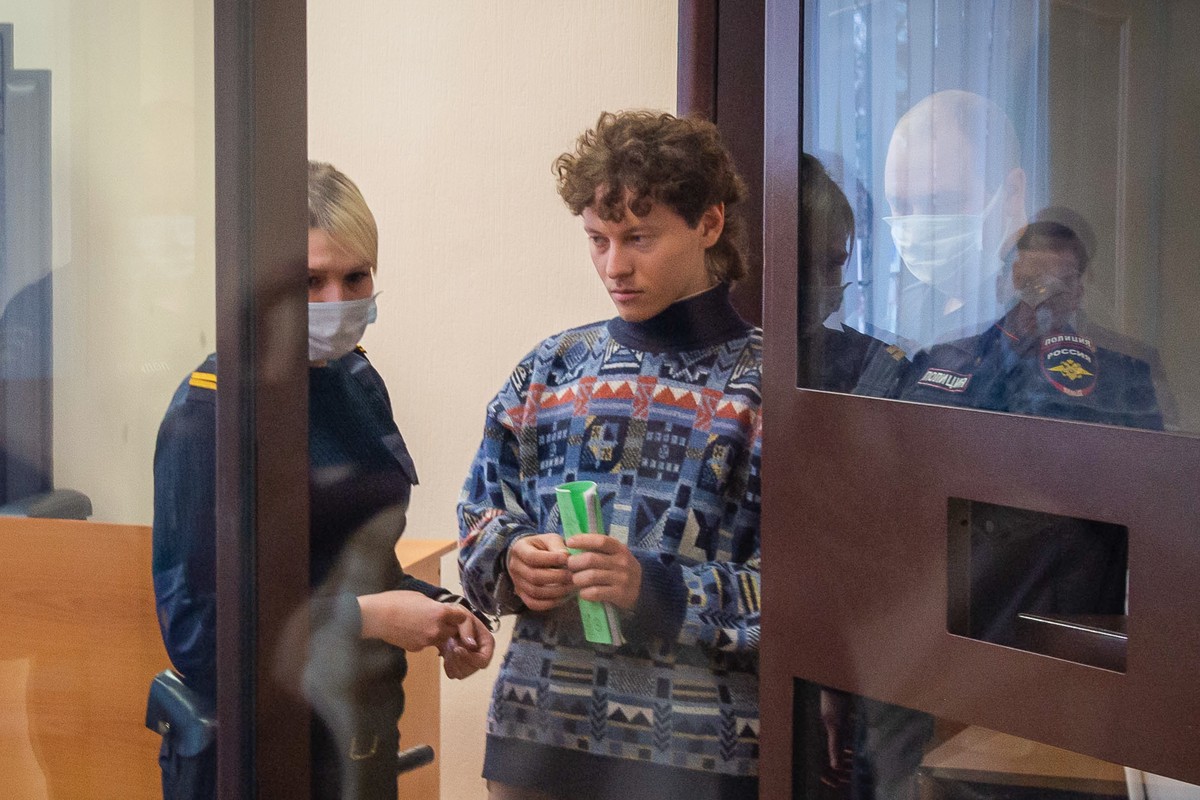 Суд продлил арест певцу Шарлоту*