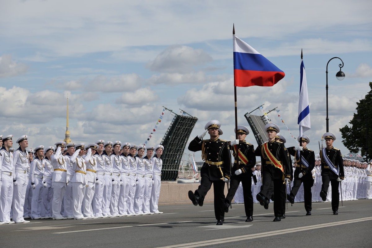 Главный военно-морской парад в честь Дня ВМФ России начался в Петербурге