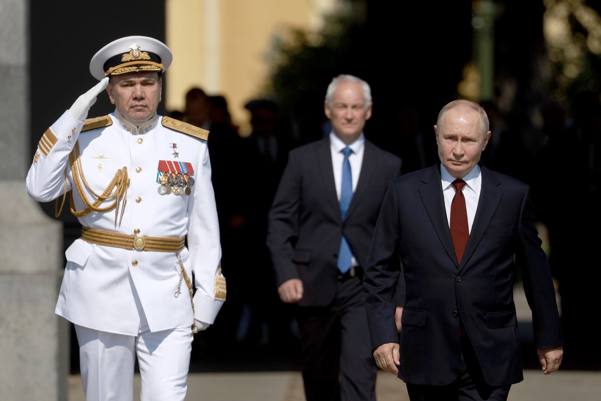 Путин поздравил российских военнослужащих с Днём ВМФ
