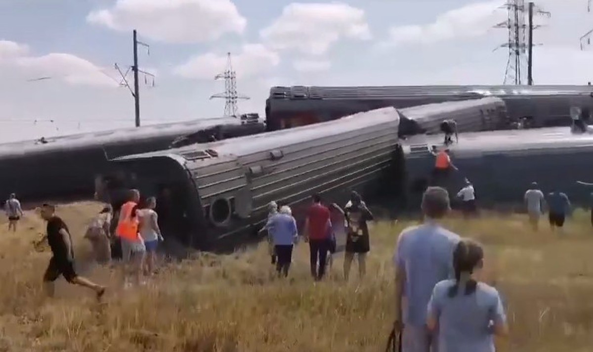В Волгоградской области восемь вагонов поезда сошли с рельсов