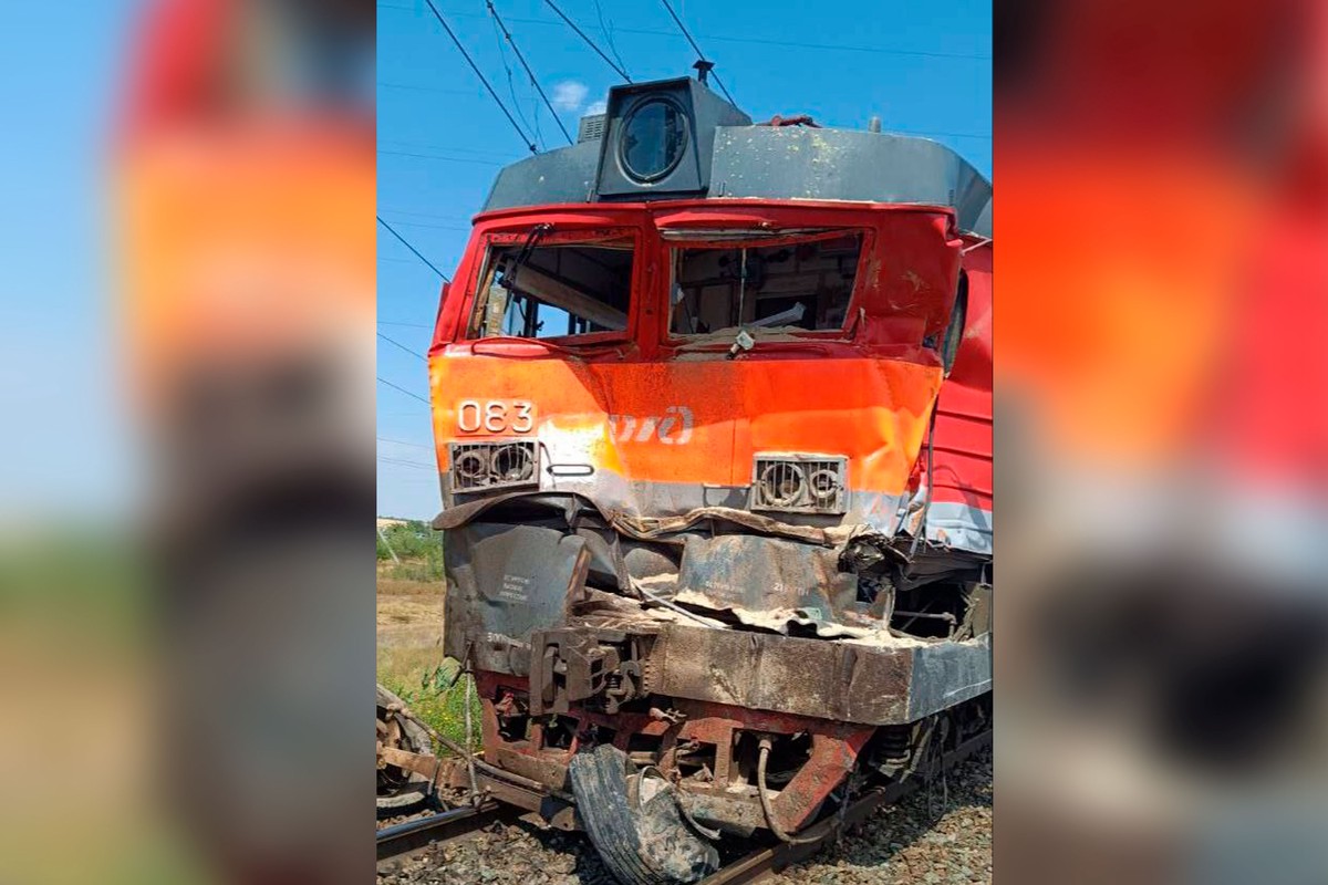 В Волгоградской области ЧП с поездом произошло из-за выезда КамАЗа на красный