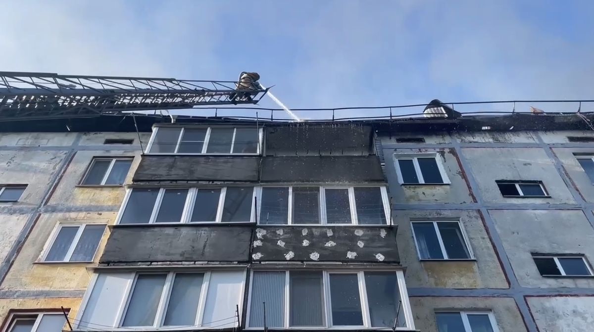 Многоэтажный жилой дом в Шебекине загорелся после обстрелов ВСУ