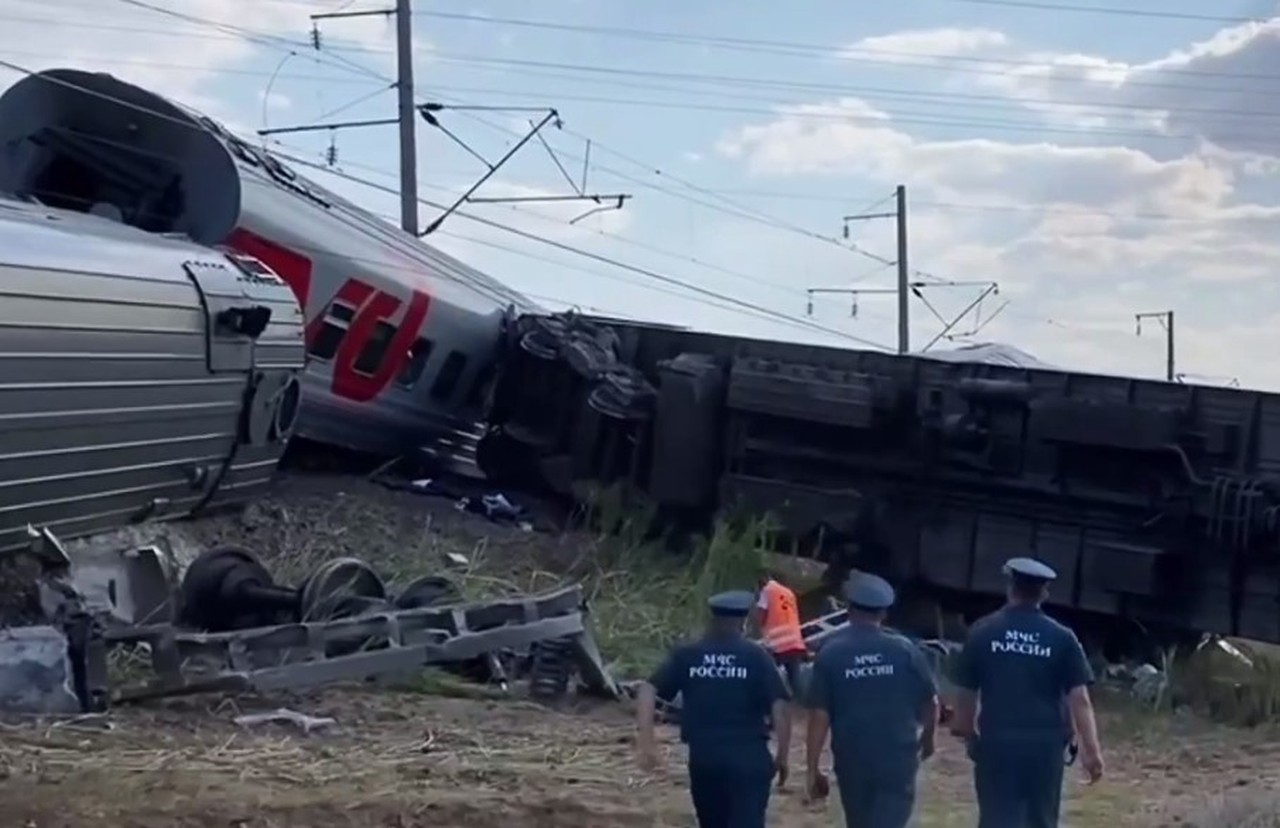 В результате схода вагонов поезда с рельсов под Волгоградом травмы получили 52 человека