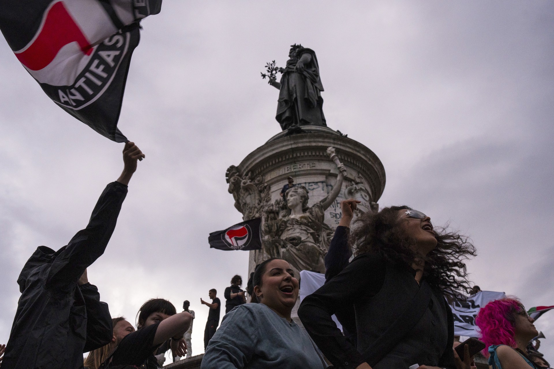 Полиция Парижа применяет слезоточивый газ для разгона протестующих радикалов
