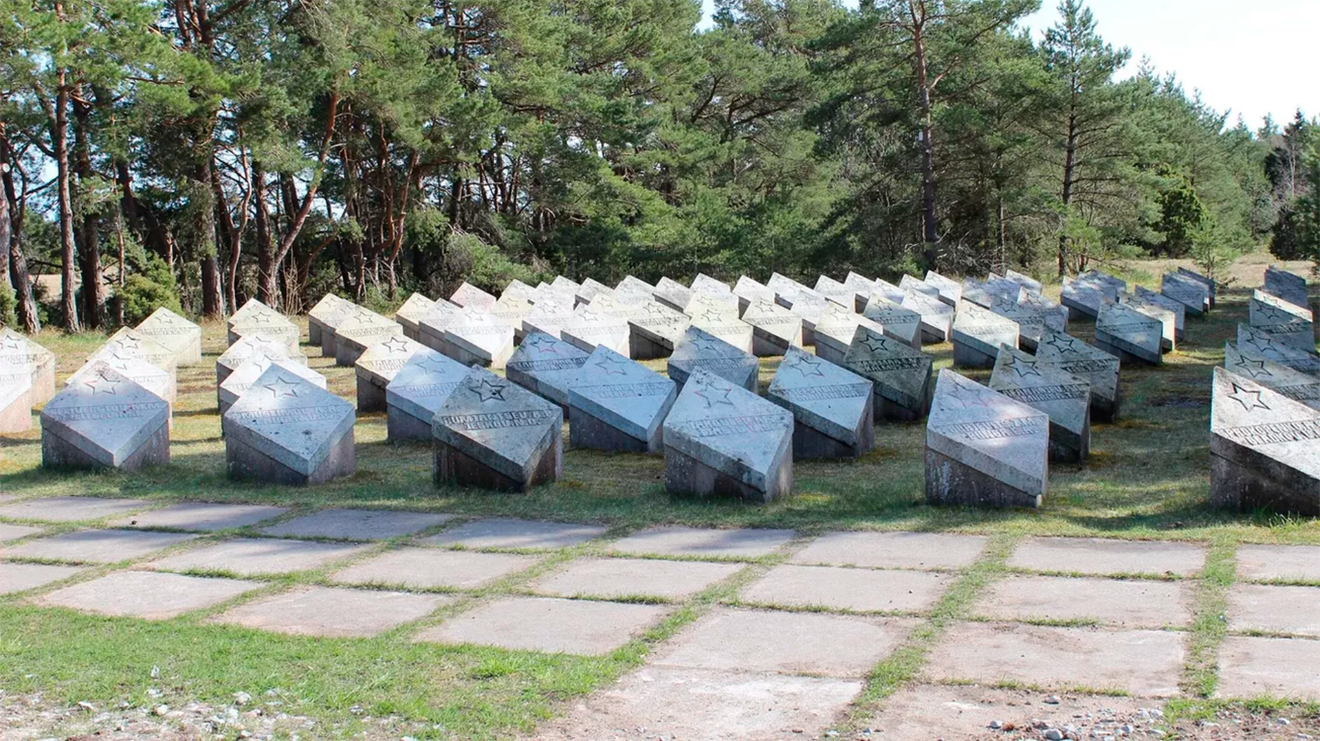 Посольство России направило ноту в МИД Эстонии из-за демонтажа советских надгробий