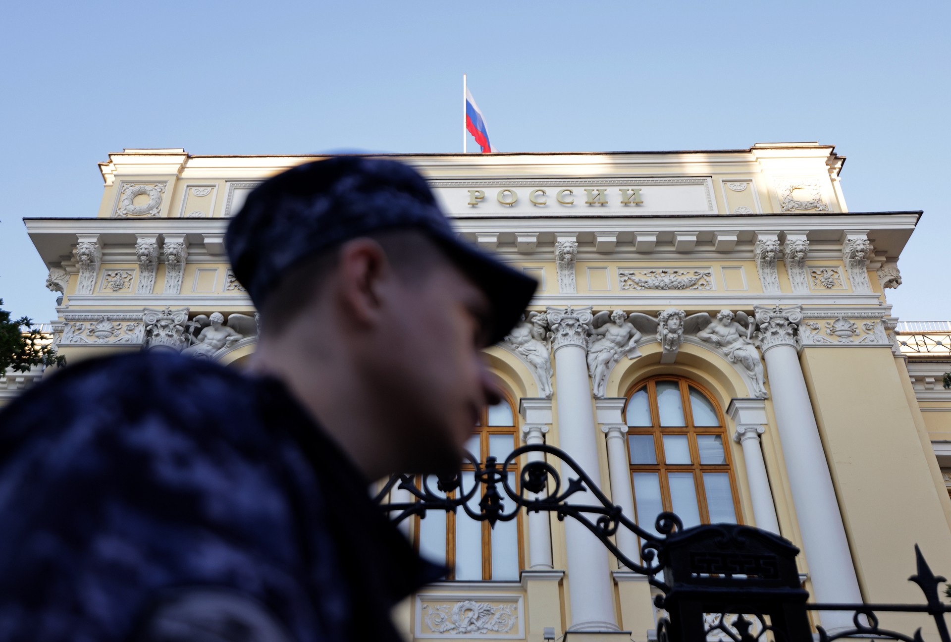 Депутат Миронов потребовал от ЦБ вдвое снизить ключевую ставку для спасения экономики