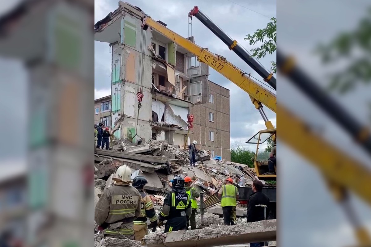 В Нижнем Тагиле сотрудники МЧС извлекли из-под завалов дома третьего погибшего