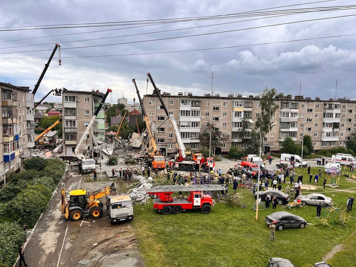 В Нижнем Тагиле сотрудники МЧС спасли 15-го человека из-под завалов дома