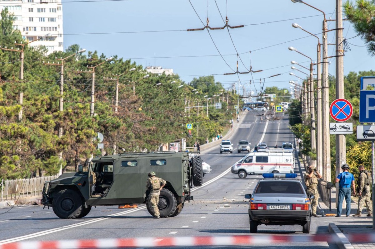 В Севастополе оцепили часть проспекта из-за суббоеприпасов от сбитой ракеты ATACMS