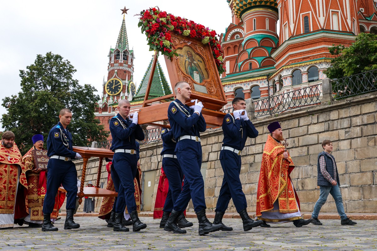 В Москве прошёл крестный ход в Ильин день и День ВДВ