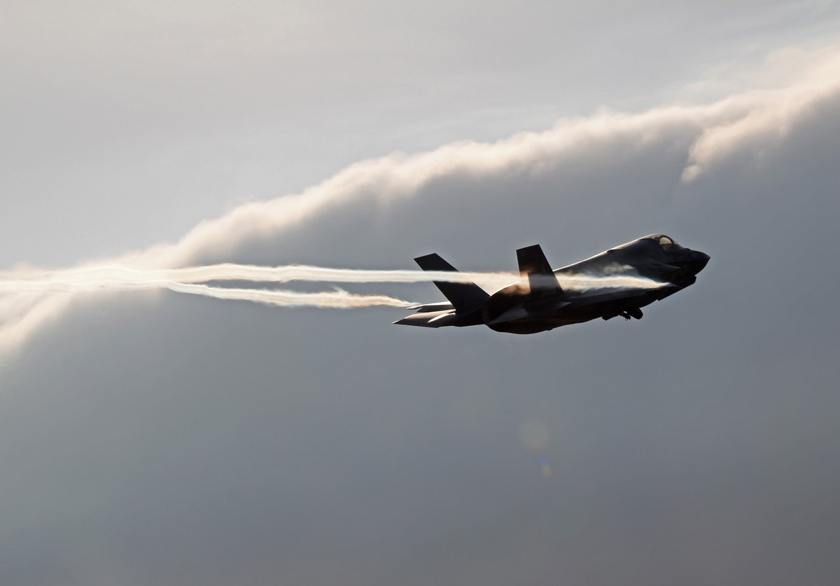 Американский истребитель F-35 США подал сигнал бедствия над ОАЭ