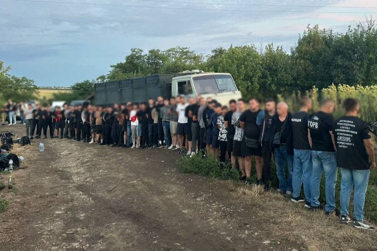 СМИ: Под Одессой задержали грузовик с 42 бежавшими от мобилизации украинцами