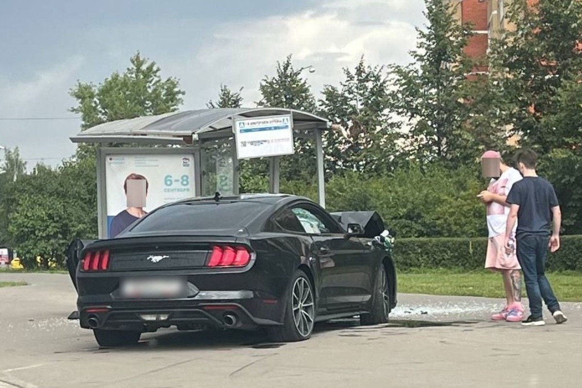 Ford Mustang влетел в остановку на северо-западе Москвы