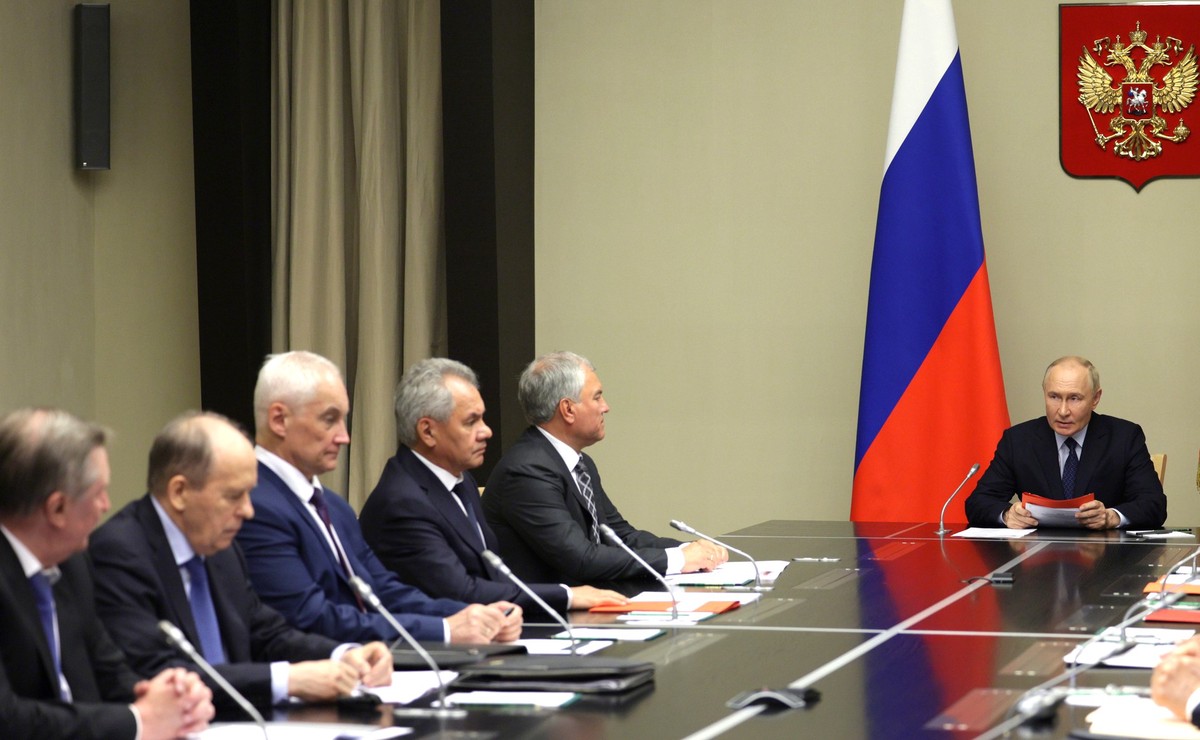 Путин провёл оперативное совещание с постоянными членами Совбеза РФ