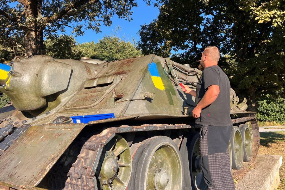 Словацкие активисты закрасили украинские флаги на советской технике