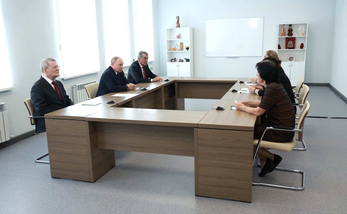 Путин встретился с матерями жертв теракта в Беслане в 2004 году