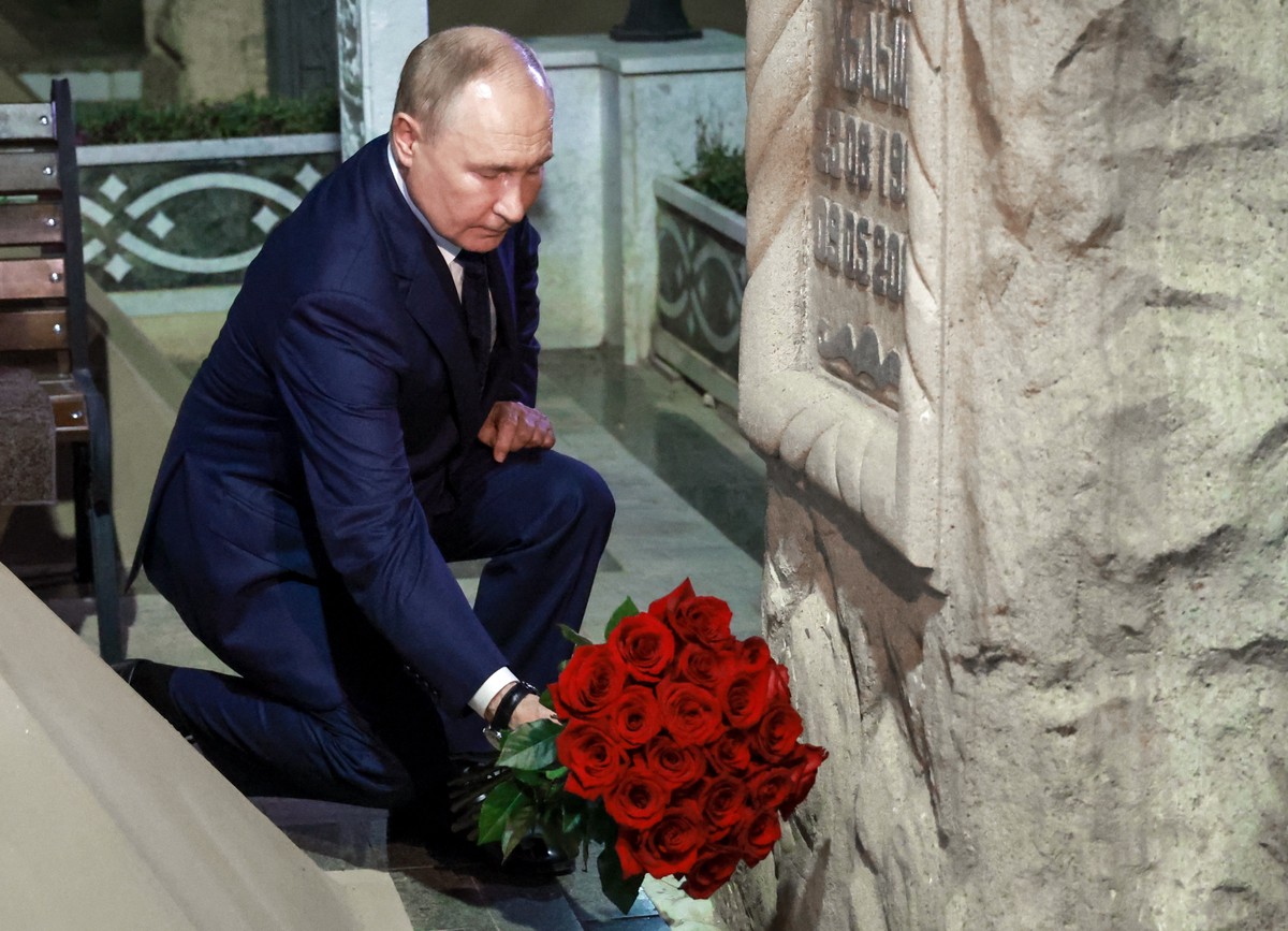 Путин начал поездку в Чечню с посещения могилы Ахмата-Хаджи Кадырова