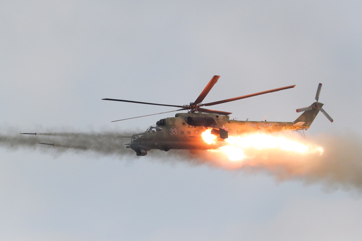 Ми-35М уничтожил бронетехнику ВСУ в приграничном районе Курской области