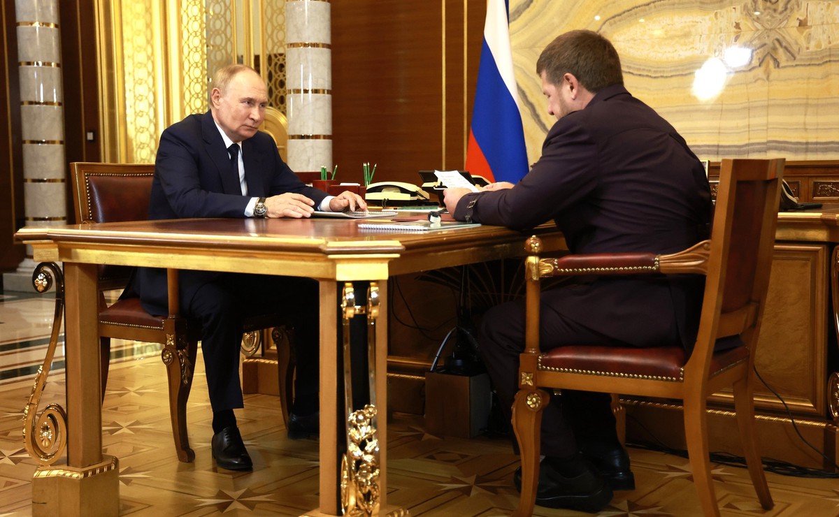 Кадыров поздравил Путина с днём рождения