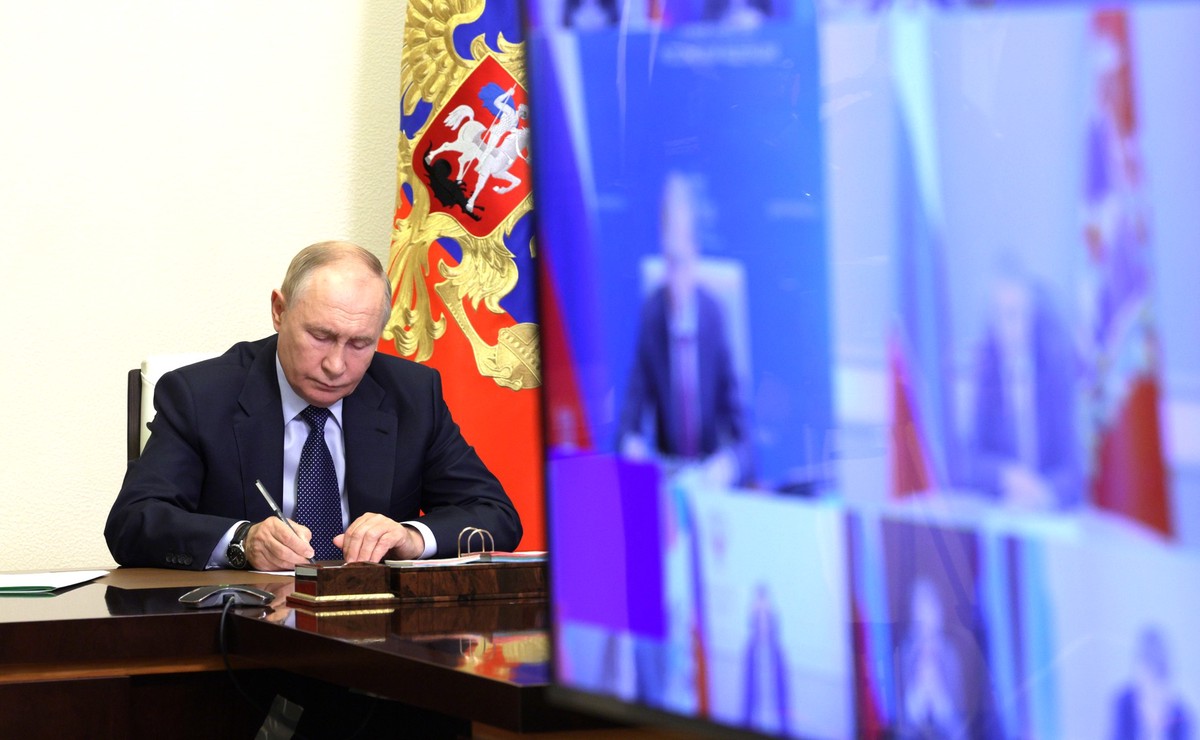 Путин рассказал, что просыпается по утрам без будильника