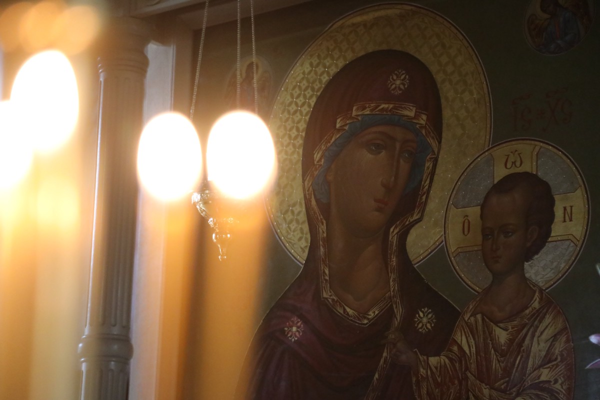 В РПЦ рассказали, при каких условиях нельзя целовать усопшего