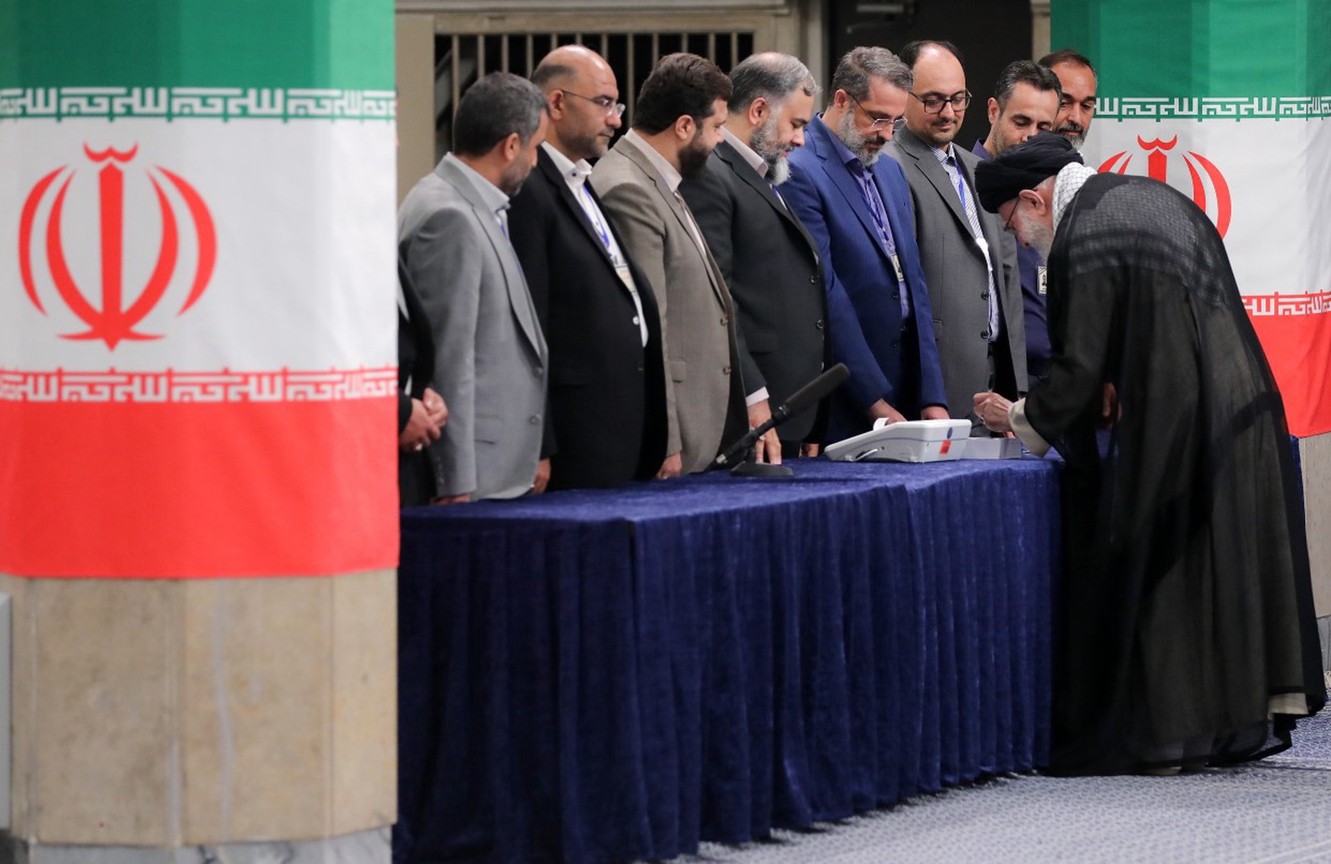 Иран отказался от запасов обогащенного урана в сделке с США