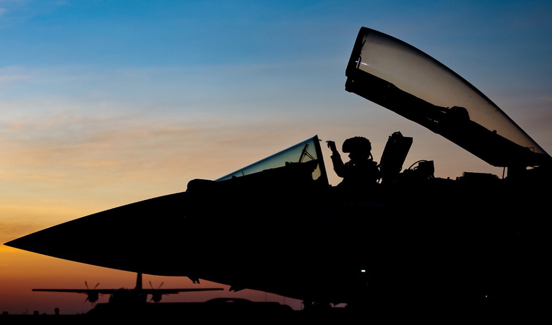 Британия и Франция разбомбили базу ИГ* в Сирии