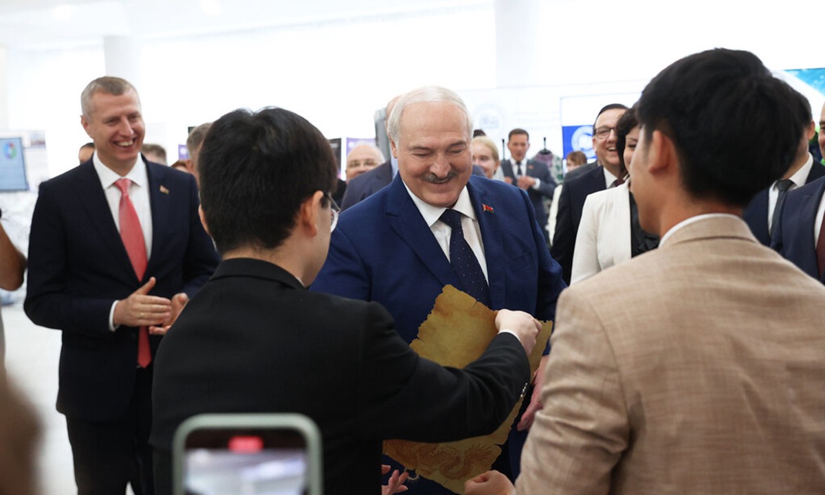 Лукашенко рассказал, что у него нет мобильного телефона