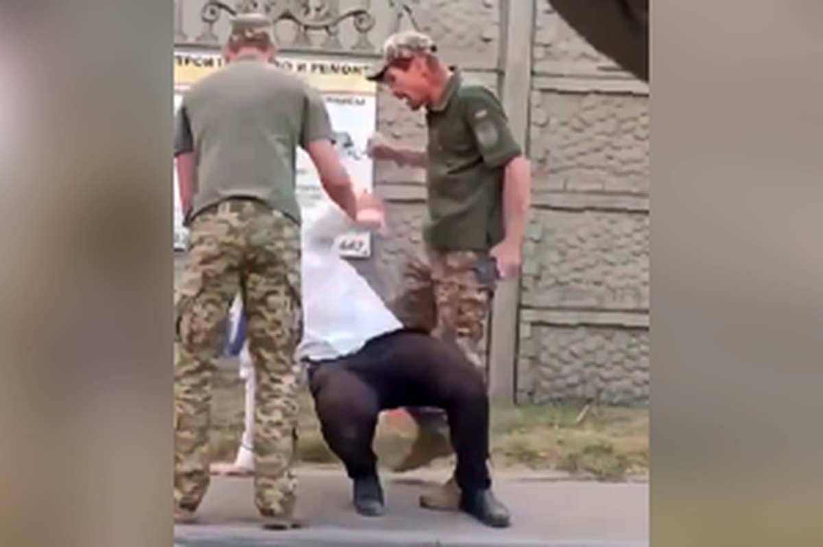 В Днепропетровске сотрудники военкомата избили мужчину во время мобилизации