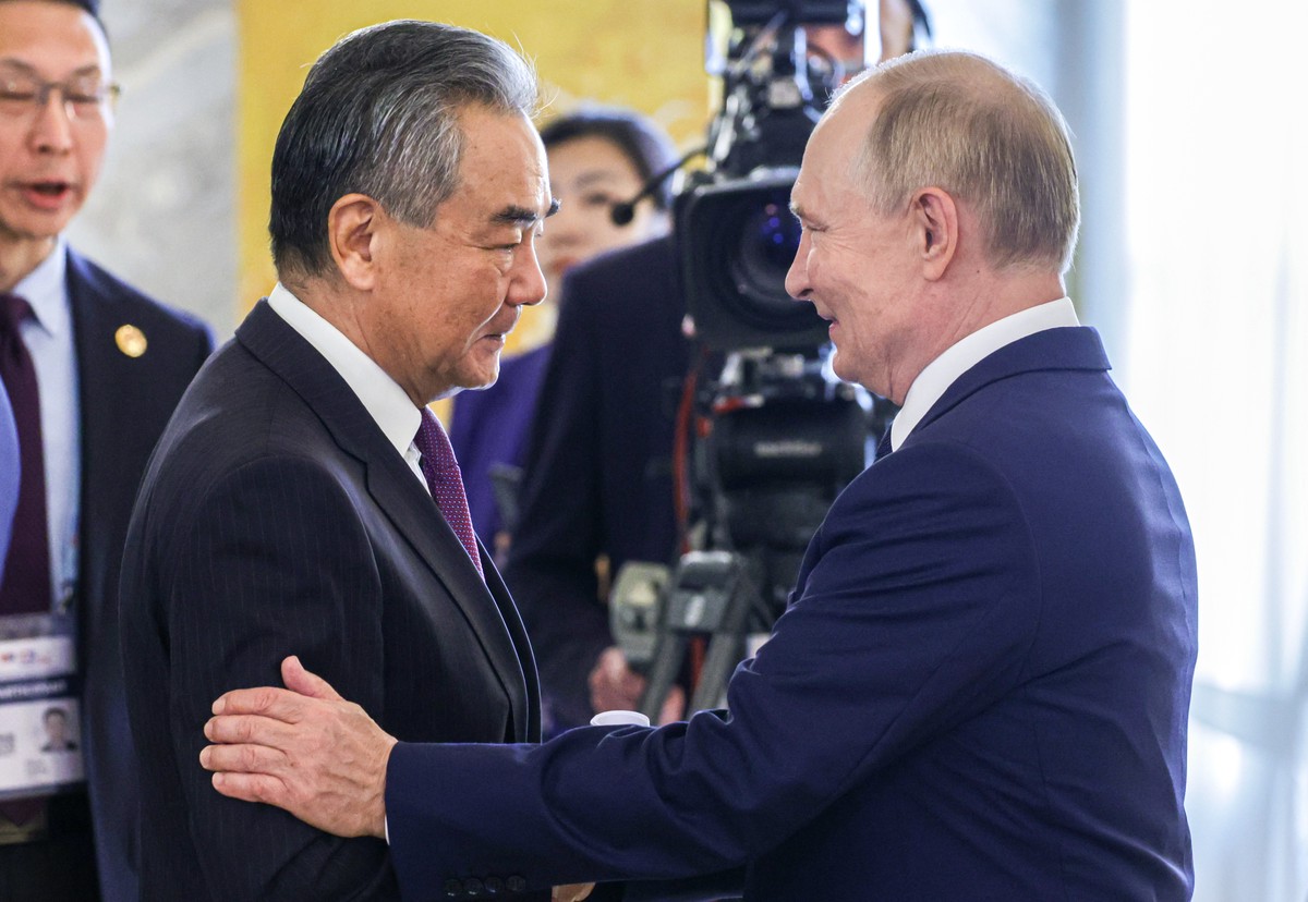 Путин встретился с главой МИД Китая Ван И в Константиновском дворце
