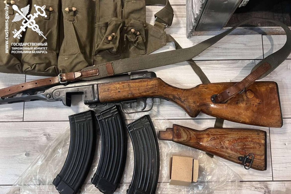 В Белоруссии таможенники изъяли посылку из России с оружием