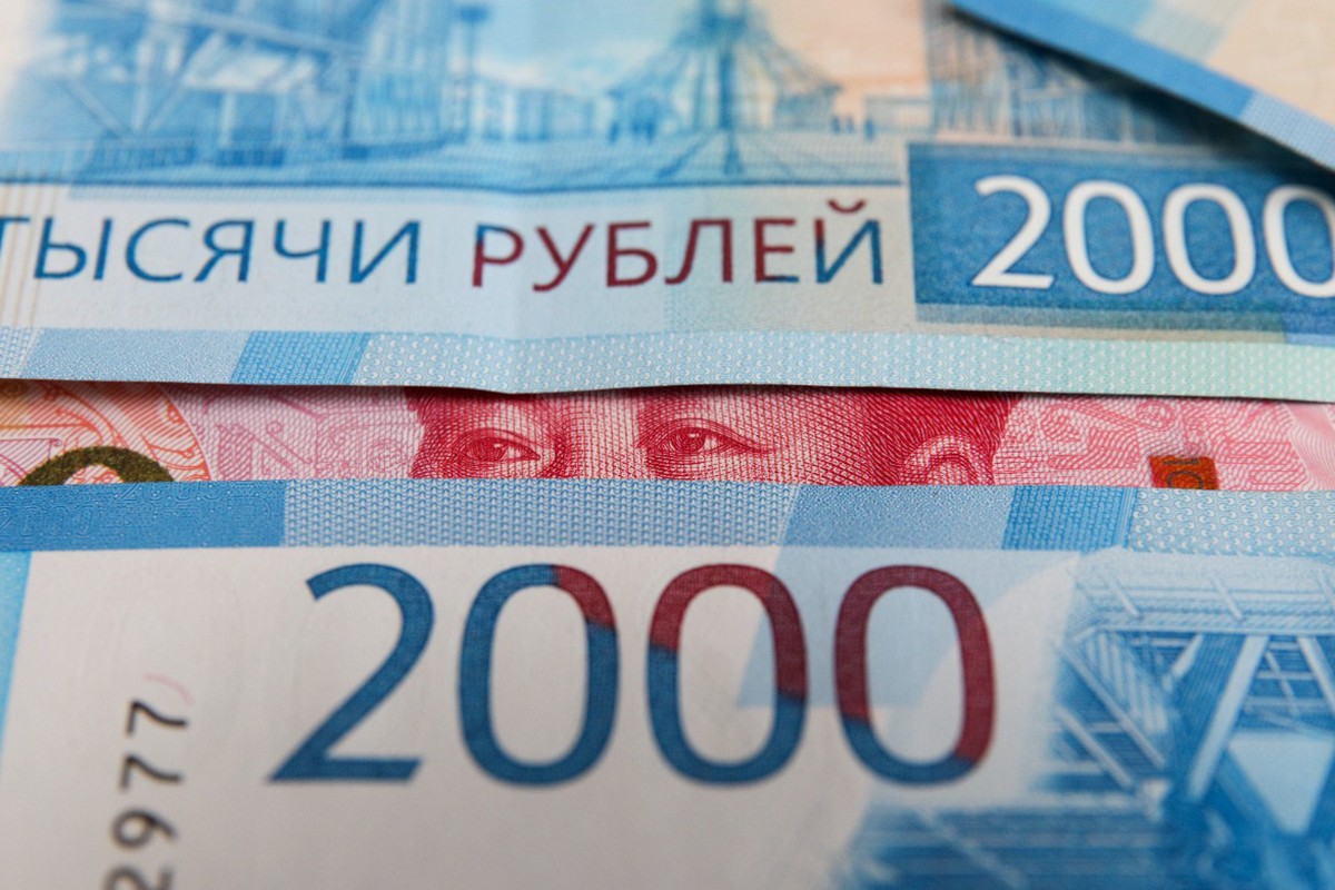 Рубль слабеет к юаню: почему так происходит и нужна ли нам сейчас сильная национальная валюта